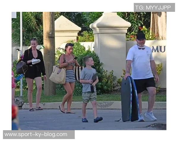 埃文斯度假时接到弗莱彻电话与卡里克鲁尼共度时光