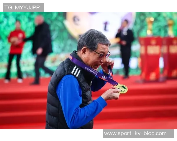 徐根宝寄语海港俱乐部助力国家队培养优秀球员共同迈向世界杯梦想