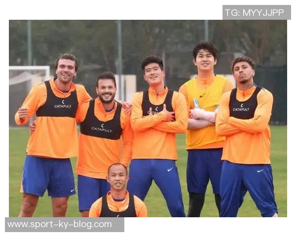 马德鲁加重返巴西踢野球并向市长赠送泰山球衣传递友谊与热情 马德鲁加重返巴西踢野球并向市长赠送泰山球衣传递友谊与热情